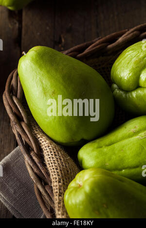 Materie verde Chayote organico pronto a mangiare Foto Stock