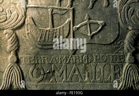 Clare Island, nella contea di Mayo, Irlanda. Dettaglio di 17 C. dettaglio dell altare tomba di grazia O'Malley pirate queen in Santa Brigida's Abbey Foto Stock