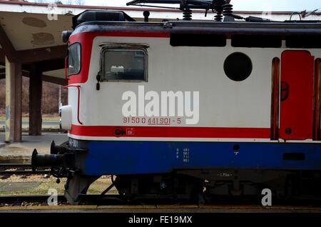 La Bosnia Erzegovina ferrovie diesel locomotiva elettrica del motore in treno stazione di Sarajevo Foto Stock