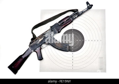 Kalashnikov ak 74 su un bersaglio di carta Foto Stock