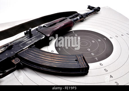 Kalashnikov ak 74 su un bersaglio di carta Foto Stock