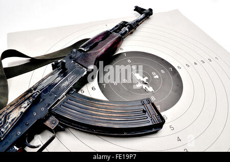 Kalashnikov ak 74 su un bersaglio di carta Foto Stock