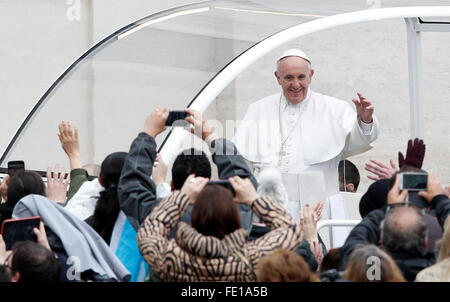 Città del Vaticano il Vaticano. 03Feb, 2016. Papa Francesco onde ai fedeli come egli arriva per l udienza generale in Piazza San Pietro. © Riccardo De Luca/Pacific Press/Alamy Live News Foto Stock