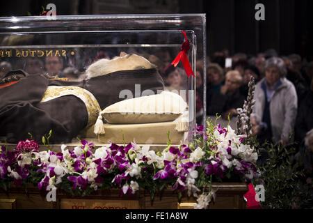 Roma, Italia. 03Feb, 2016. Tra gli eventi più importanti del Giubileo si trova la mostra di Padre Pio nel corpo per la basilica di San Lorenzo di Roma. Il corpo è esposto in una teca di vetro in modo che tutti i fedeli possono ammirare il San. Molti fedeli hanno partecipato all'evento, anche il massiccio intervento delle forze di polizia per garantire la sicurezza e il normale sviluppo della scia. Nei prossimi giorni seguiranno un corteo diretto al Vaticano. © Davide Bosco/Pacific Press/Alamy Live News Foto Stock