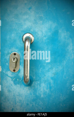 Maniglie delle porte con blue porta di metallo Foto Stock