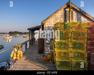 Central Coast, Maine: Lobster trap e sparso nel villaggio di pescatori di amicizia Foto Stock