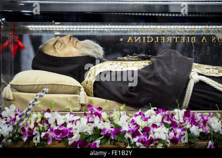 Roma, Italia. 03Feb, 2016. Tra gli eventi più importanti del Giubileo si trova la mostra di Padre Pio nel corpo per la basilica di San Lorenzo di Roma. Il corpo è esposto in una teca di vetro in modo che tutti i fedeli possono ammirare il San. Molti fedeli hanno partecipato all'evento, anche il massiccio intervento delle forze di polizia per garantire la sicurezza e il normale sviluppo della scia. Nei prossimi giorni seguiranno un corteo diretto al Vaticano. © Davide Bosco/Pacific Press/Alamy Live News Foto Stock