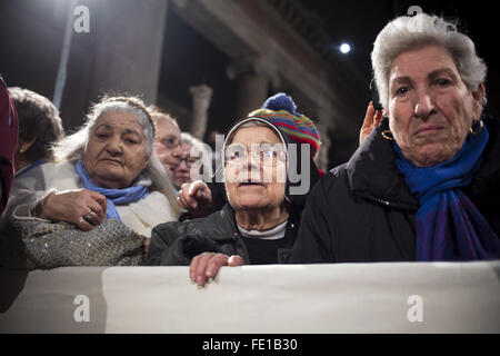 Roma, Italia. 03Feb, 2016. Tra gli eventi più importanti del Giubileo si trova la mostra di Padre Pio nel corpo per la basilica di San Lorenzo di Roma. Il corpo è esposto in una teca di vetro in modo che tutti i fedeli possono ammirare il San. Molti fedeli hanno partecipato all'evento, anche il massiccio intervento delle forze di polizia per garantire la sicurezza e il normale sviluppo della scia. Nei prossimi giorni seguiranno un corteo diretto al Vaticano. © Davide Bosco/Pacific Press/Alamy Live News Foto Stock