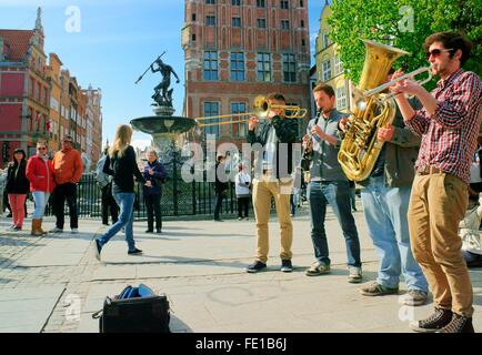 Danzica Polonia. Giovani musicisti di strada suonare jazz musicista di strada accanto alla Fontana di Nettuno sul Dlugi Targ mercato lungo il centro della città Foto Stock