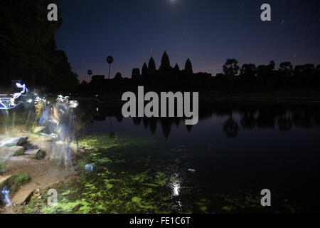 I turisti guarda il tramonto su Angkor Wat in Cambogia Siem Reap destinazione di viaggio Asia Foto Stock