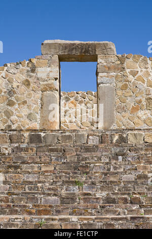 La scalinata in pietra che conduce alla porta a Monte Alban, un Patrimonio Mondiale sito archeologico, Oaxaca, Messico Foto Stock