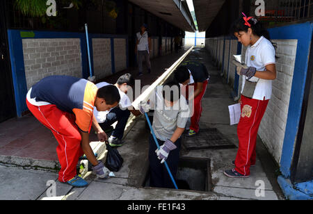 San Salvador El Salvador. 3 febbraio, 2016. Gli studenti prendono parte in igiene e pulizia lavori in una scuola a San Salvador, capitale di El Salvador, nel febbraio 3, 2016. Secondo la stampa locale, il vescovo salvadoregno Ministero della Salute rinforzato le azioni di lotta contro la vettore Aedes aegypti e detto che finora questo anno ci sono circa 3.000 casi sospetti di zika. Credito: Oscar Machon/Diario El Mundo El Salvador/Xinhua/Alamy Live News Foto Stock