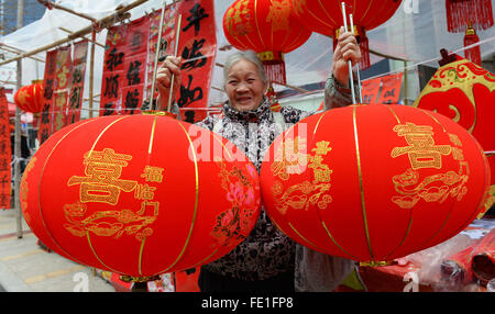 Yuqing. 4 febbraio, 2016. Una vecchia donna compri una coppia di lanterne rosse in Yuqing County, a sud-ovest della Cina di Guizhou, Febbraio 4, 2016 per salutare il prossimo Festival di Primavera che cade il 8 febbraio Credito: Qiao Qiming/Xinhua/Alamy Live News Foto Stock