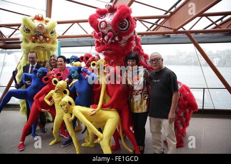 Sydney, Australia. 4 febbraio, 2016. Sydney Lord Mayor Clover Moore (terza L posteriore) pone con i funzionari del governo e degli artisti interpreti o esecutori durante una conferenza stampa a Sydney in Australia, Febbraio 4, 2016. Il governo locale di Sydney ha annunciato giovedì che terrà una serie di attività di festa dal febbraio 6 febbraio al 21 in tutta la città per festeggiare il nuovo anno lunare cinese. Credito: Zhang Bo/Xinhua/Alamy Live News Foto Stock