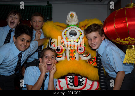 Sydney, Australia. 3 febbraio, 2016. Gli studenti da Mosman scuola preparatoria di posa per una foto con il cinese danza leone alla Cina centro culturale come parte del prossimo nuovo anno lunare cinese festeggiamenti, a Sydney in Australia, Febbraio 3, 2016. Mosman scuola preparatoria di studenti sono state studiando la cultura cinese e Mandarino di apprendimento in quanto essi sono stati cinque anni di età. © Matt Burgess/Xinhua/Alamy Live News Foto Stock