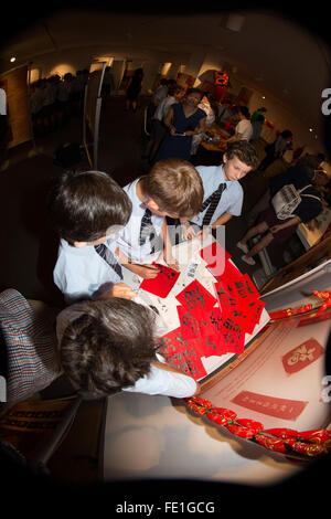 Sydney, Australia. 3 febbraio, 2016. Gli studenti da Mosman scuola preparatoria di raccogliere per scrivere i loro nomi in cinese in inchiostro nero a la Cina centro culturale come parte del prossimo nuovo anno lunare cinese festeggiamenti, a Sydney in Australia, Febbraio 3, 2016. Mosman scuola preparatoria di studenti sono state studiando la cultura cinese e Mandarino di apprendimento in quanto essi sono stati cinque anni di età. © Matt Burgess/Xinhua/Alamy Live News Foto Stock