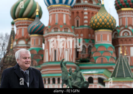 Mosca, Russia. 04 feb 2016. Horst Seehofer, premier dello stato tedesco della Baviera, raffigurato nella parte anteriore della Cattedrale di San Basilio sulla Piazza Rossa di Mosca, Russia, 04 febbraio 2016. Seehofer sarà a Mosca per colloqui politici fino al 05 febbraio 2016. Foto: SVEN HOPPE/dpa/Alamy Live News Foto Stock