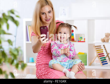 Madre e figlia tenendo selfie Foto Stock