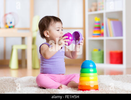 Bambino ragazza che gioca con il giocattolo a casa Foto Stock