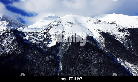 Snow cowered picchi di Bansko, Bulgaria Foto Stock