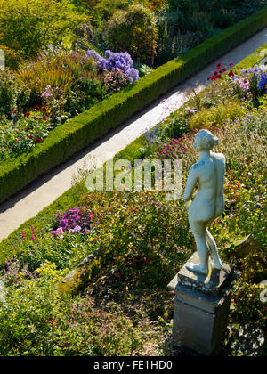 Vista attraverso il giardino formale a Powis Castle vicino a Welshpool Powys Wales UK in tarda estate con statua in primo piano Foto Stock