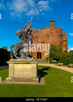 Vista attraverso il giardino formale a Powis Castle vicino a Welshpool Powys Wales UK con statua equestre in primo piano Foto Stock