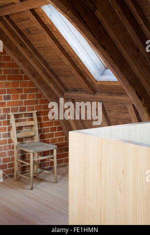 Dettaglio di solido legno Bannister e absidi della chiesa. Simon Court, Londra, Regno Unito. Architetto: Sam Tisdall architetti, 2015. Foto Stock