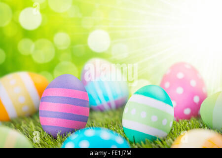 Una collezione di coloratissimi dipinte a mano e le uova di Pasqua di sdraiarsi sull'erba.