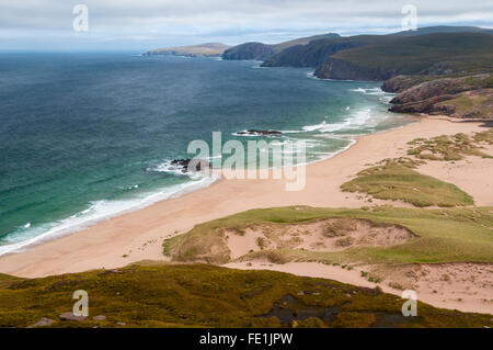 Una vista della spiaggia Tràigh Shanabhait a Sandwood Bay sul Cape Wrath penisola in Sutherland, Scozia. Agosto. Foto Stock