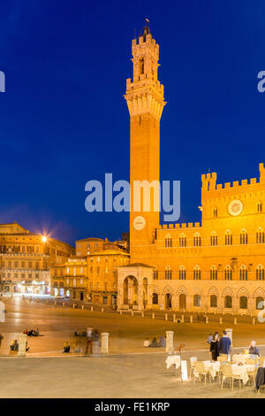 Il Palazzo Pubblico con la Torre del Mangia a Siena, Toscana, Italia Foto Stock