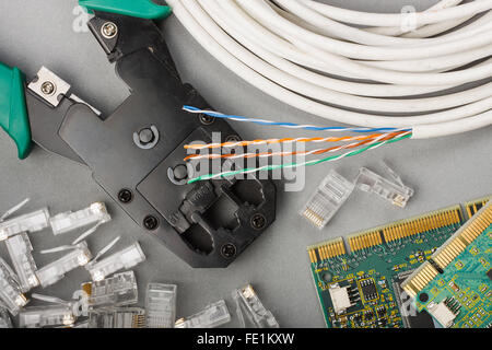 Pinza per crimpare, cavo di rete e i connettori Foto Stock