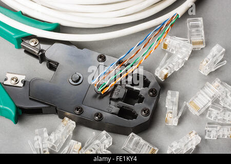 Pinza per crimpare, cavo di rete e i connettori Foto Stock