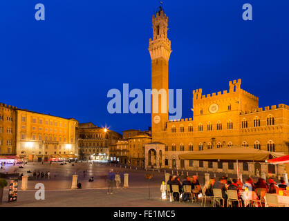 Il Palazzo Pubblico con la Torre del Mangia a Siena, Toscana, Italia Foto Stock