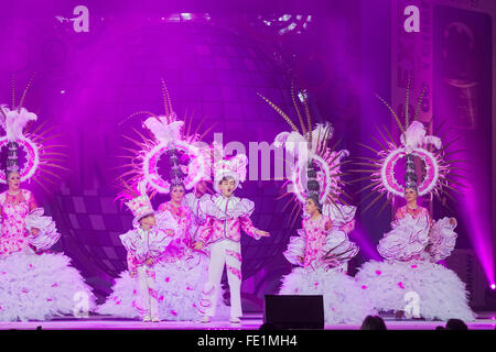 Tenerife, Spagna. 03Feb, 2016. Ballerini e cantanti intrattenimento presso il Gala Elezione del carnevale regina a Santa Cruz de Tenerife, Isole Canarie, Spagna. Foto Stock