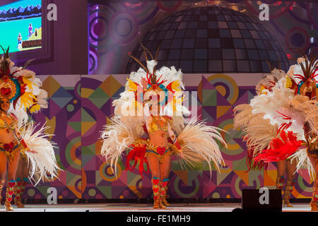 Tenerife, Spagna. 03Feb, 2016. Ballerini e cantanti intrattenimento presso il Gala Elezione del carnevale regina a Santa Cruz de Tenerife, Isole Canarie, Spagna. Foto Stock