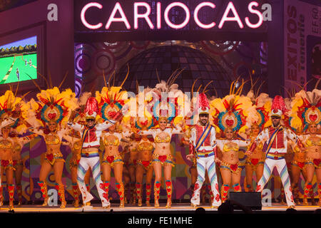 Tenerife, Spagna. 03Feb, 2016. Ballerini e cantanti intrattenimento presso il Gala Elezione del carnevale regina a Santa Cruz de Tenerife, Isole Canarie, Spagna. Foto Stock