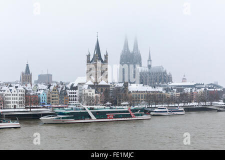 La cattedrale di Colonia e Chiesa Groß St Martin, la Città Vecchia di Colonia, Germania Foto Stock