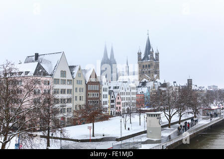 La cattedrale di Colonia e Chiesa Groß St Martin, la Città Vecchia di Colonia, Germania Foto Stock