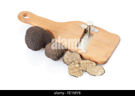 Tartufo nero, fette e tartufo di legno slicer su bianco Foto Stock