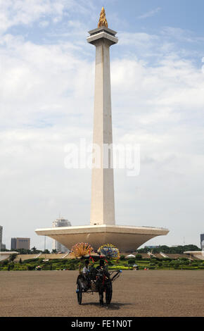 Monas monumento nazionale sulla piazza Merdeka a Jakarta, Java, Indonesia Foto Stock