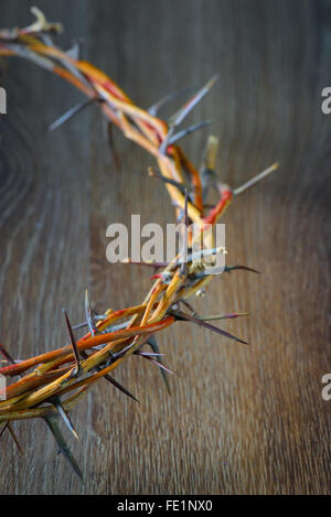 Corona di Spine isolate su sfondo di legno Foto Stock