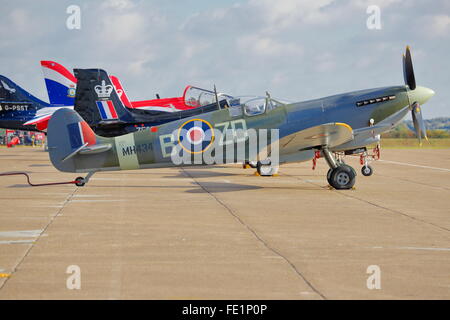 Historic Supermarine Spitfire MH434 a Duxford Air Show, Cambridge, Regno Unito Foto Stock