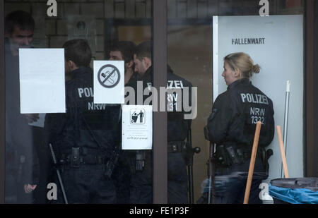 Attendorn, Germania. 04 feb 2016. I membri della polizia tedesca raffigurato nella struttura di accoglienza per i rifugiati situati in una palestra in Attendorn, Germania, 04 febbraio 2016. Diversi presunti islamisti che sono sospettati di tracciatura di un attacco in Germania o in un altro paese europeo sono stati presi in custodia durante le irruzioni della polizia condotte in diversi Stati tedeschi. Il principale sospetto, un 35-anno-vecchio nazionale algerina, è stato preso in custodia in Attendorn, secondo il tedesco news agency Deutsche Presse-Agentur (dpa). Foto: BERND THISSEN/dpa/Alamy Live News Foto Stock