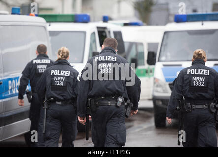 Attendorn, Germania. 04 feb 2016. I membri della polizia tedesca raffigurato nella parte anteriore della struttura di accoglienza per i rifugiati in una palestra in Attendorn, Germania, 04 febbraio 2016. Diversi presunti islamisti che sono sospettati di tracciatura di un attacco in Germania o in un altro paese europeo sono stati presi in custodia durante le irruzioni della polizia condotte in diversi Stati tedeschi. Il principale sospetto, un 35-anno-vecchio nazionale algerina, è stato preso in custodia in Attendorn, secondo il tedesco news agency Deutsche Presse-Agentur (dpa). Foto: BERND THISSEN/dpa/Alamy Live News Foto Stock