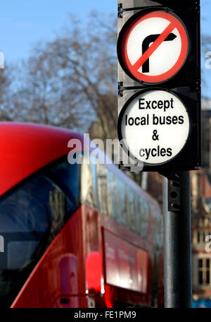 London, England, Regno Unito.semafori e cartelli in piazza del Parlamento - non si trasformi in corsia degli autobus Foto Stock