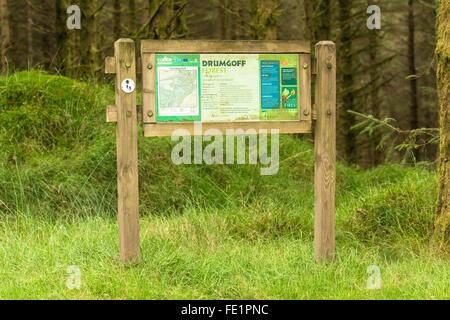 Informazioni segno e mappa a Drumgoff area ricreativa esterna in Coillte foresta in Wicklow Mountains in Irlanda Foto Stock