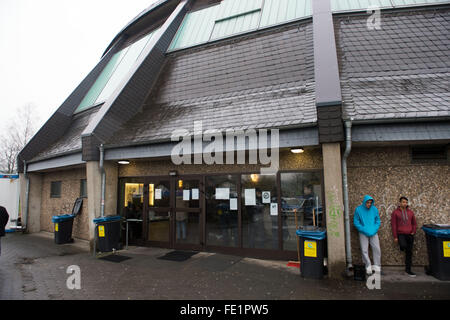 Attendorn, Germania. 04 feb 2016. Due stand residenti nella parte anteriore della struttura di accoglienza per i rifugiati situati in una palestra in Attendorn, Germania, 04 febbraio 2016. Diversi presunti islamisti che sono sospettati di tracciatura di un attacco in Germania o in un altro paese europeo sono stati presi in custodia durante le irruzioni della polizia condotte in diversi Stati tedeschi. Il principale sospetto, un 35-anno-vecchio nazionale algerina, è stato preso in custodia in Attendorn, secondo il tedesco news agency Deutsche Presse-Agentur (dpa). Foto: BERND THISSEN/dpa/Alamy Live News Foto Stock