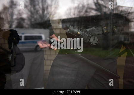 Attendorn, Germania. 04 feb 2016. I membri della polizia tedesca raffigurato nella struttura di accoglienza per i rifugiati situati in una palestra in Attendorn, Germania, 04 febbraio 2016. Diversi presunti islamisti che sono sospettati di tracciatura di un attacco in Germania o in un altro paese europeo sono stati presi in custodia durante le irruzioni della polizia condotte in diversi Stati tedeschi. Il principale sospetto, un 35-anno-vecchio nazionale algerina, è stato preso in custodia in Attendorn, secondo il tedesco news agency Deutsche Presse-Agentur (dpa). Foto: BERND THISSEN/dpa/Alamy Live News Foto Stock