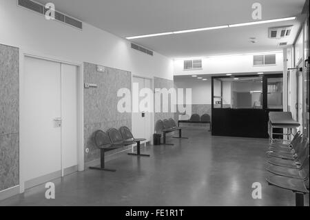 Ospedale area di attesa con sedie metalliche. Orizzontale. Foto Stock