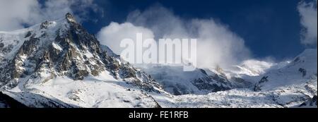 Vista panoramica di Mont Blanc. Sulla sinistra la Aiguille du Midi e a destra, soleggiato, in particolare il Mont Blanc, Chamonix, Alpi Foto Stock